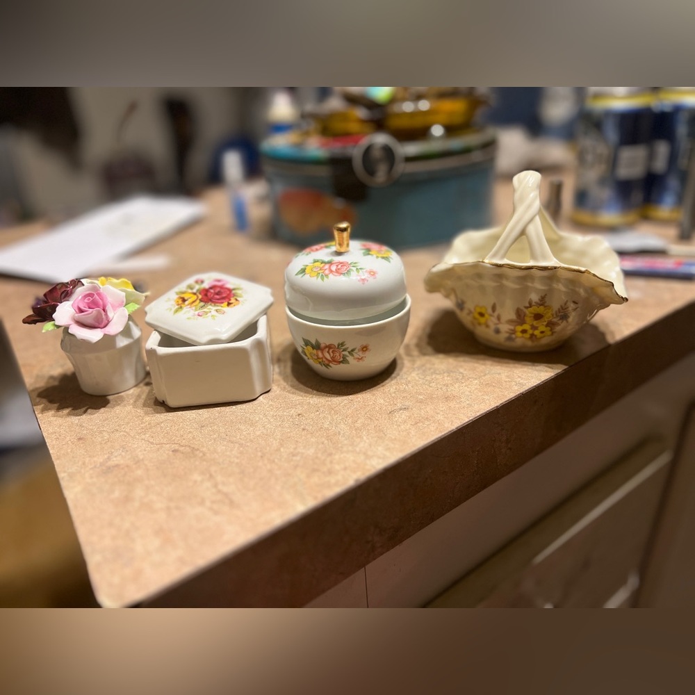 Mothers Day 4+ trinkets boxes Bone China hand painted Roses